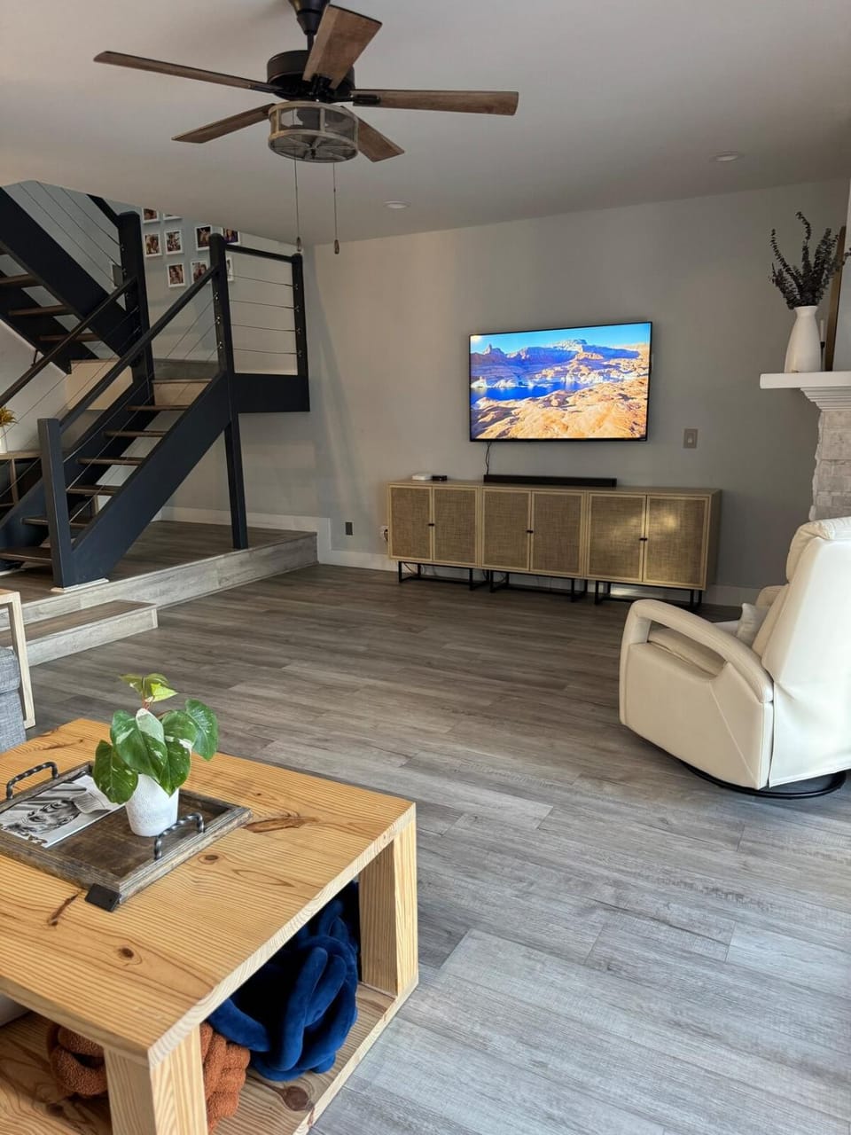 TV and multimedia, Living room, Seating area, Evening entertainment