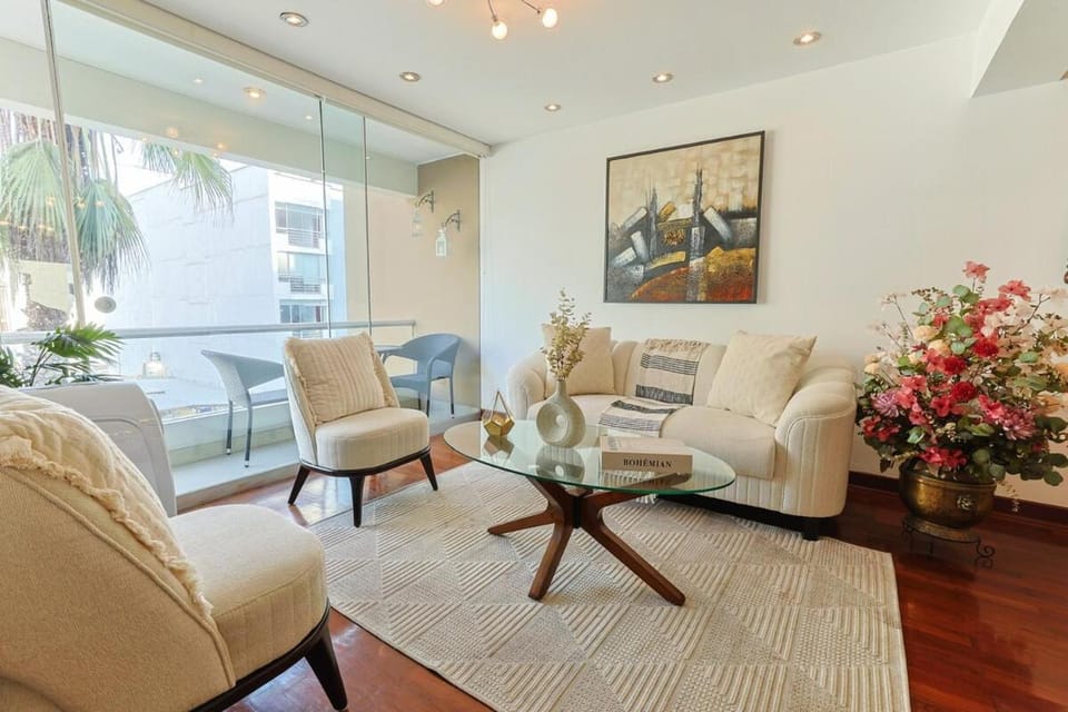 3BR Miraflores King Bed Free Parking Wifi Apartment in Miraflores