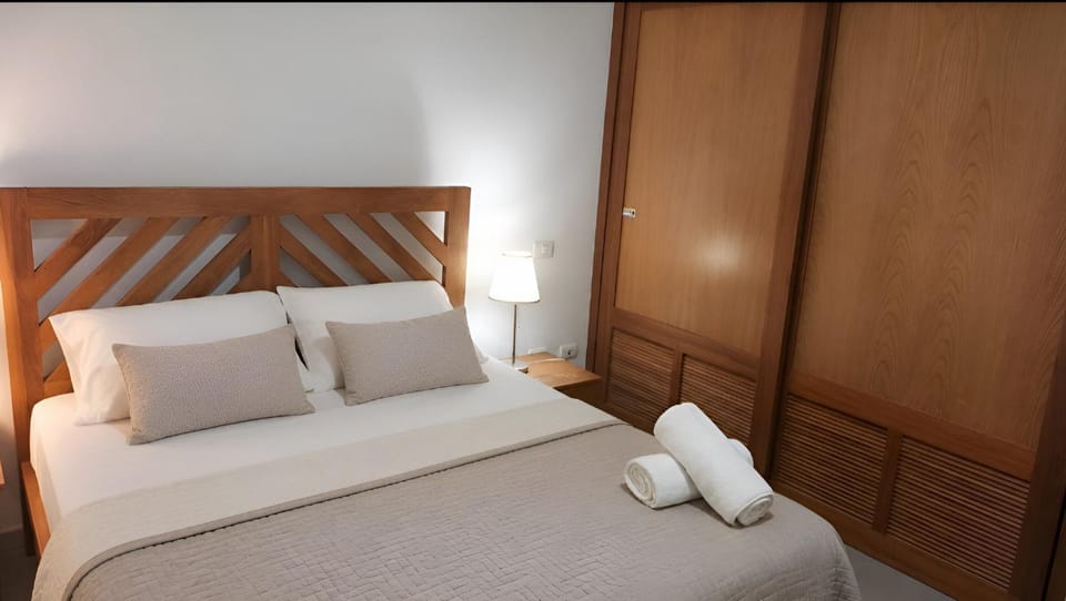 Bed, Bedroom, towels, wardrobe