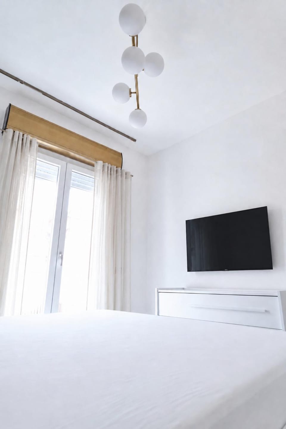 Bed, TV and multimedia, Photo of the whole room, Bedroom