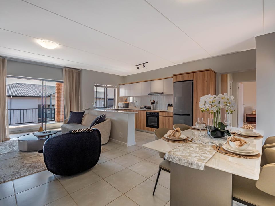 Kitchen or kitchenette, Living room, Seating area, Dining area, oven