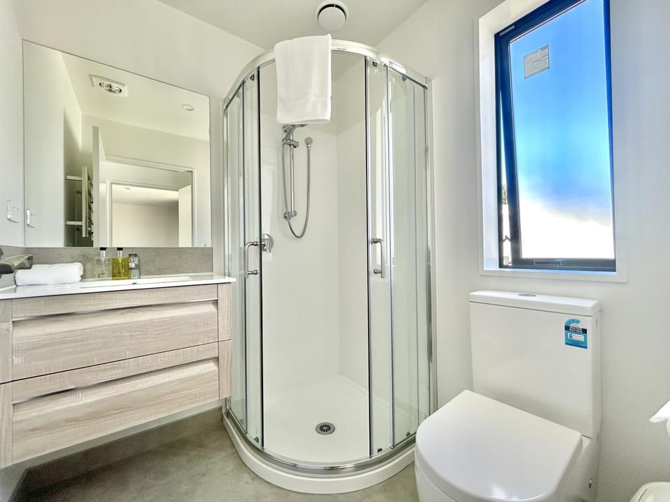 Shower, Toilet, Bathroom, towels