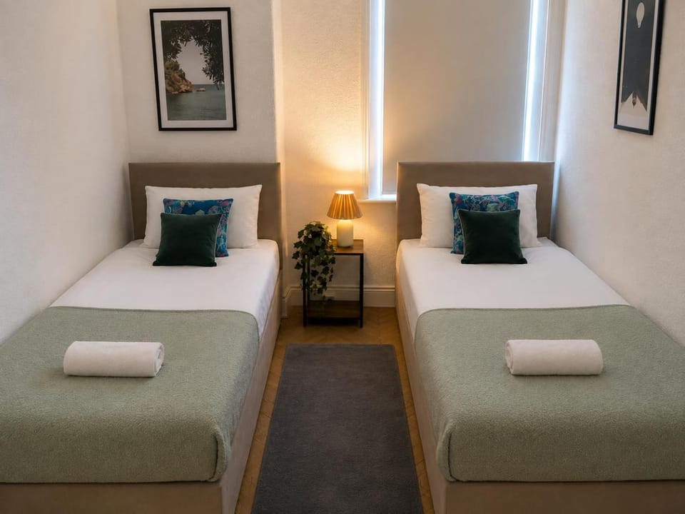 City Center Modern and stylish three bedroom home , perfect for work , leisure and contractors ,8 mins walk to Newcastle city Center, Newcastle stadium and Newcastle University , Free parking Fast WiFi, conveniently located both short stay and long Apartment in Newcastle upon Tyne