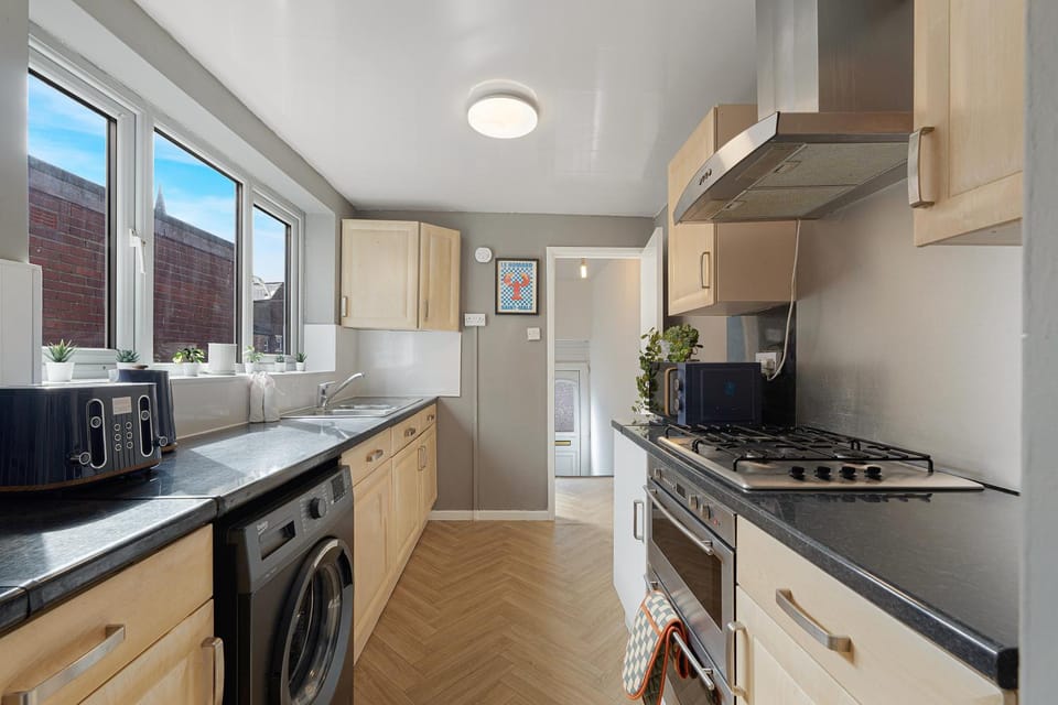 City Center Modern and stylish three bedroom home , perfect for work , leisure and contractors ,8 mins walk to Newcastle city Center, Newcastle stadium and Newcastle University , Free parking Fast WiFi, conveniently located both short stay and long Apartment in Newcastle upon Tyne