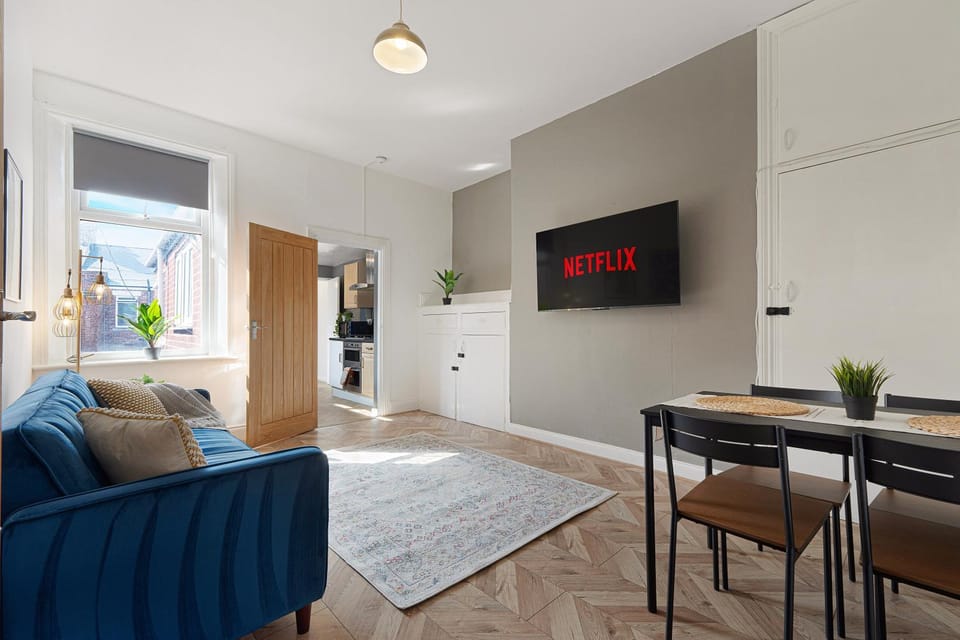 City Center Modern and stylish three bedroom home , perfect for work , leisure and contractors ,8 mins walk to Newcastle city Center, Newcastle stadium and Newcastle University , Free parking Fast WiFi, conveniently located both short stay and long Apartment in Newcastle upon Tyne