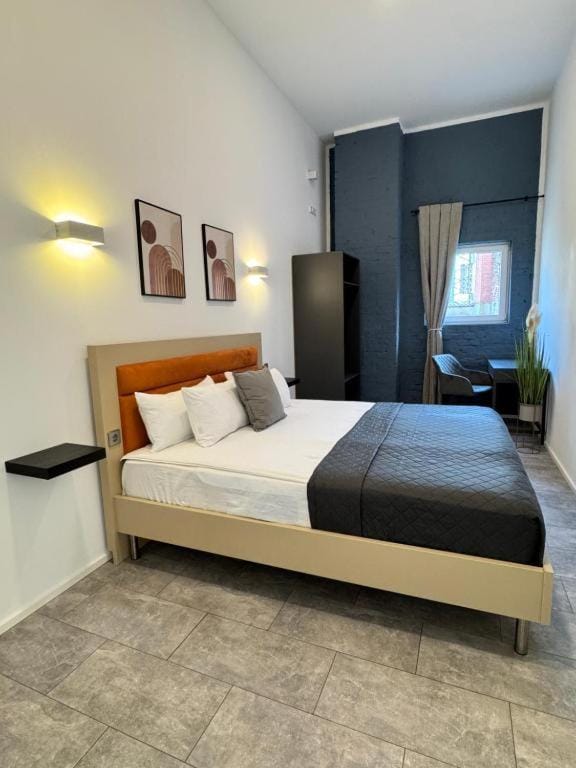 Bed, Photo of the whole room, wardrobe