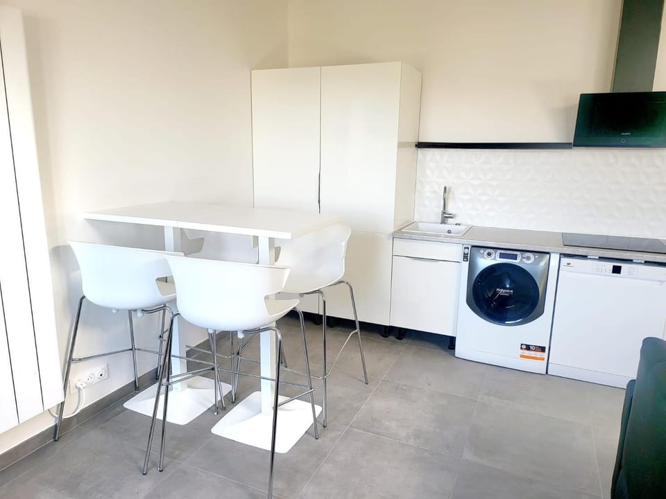 Kitchen or kitchenette, Dining area, stove, washing machine, dryer