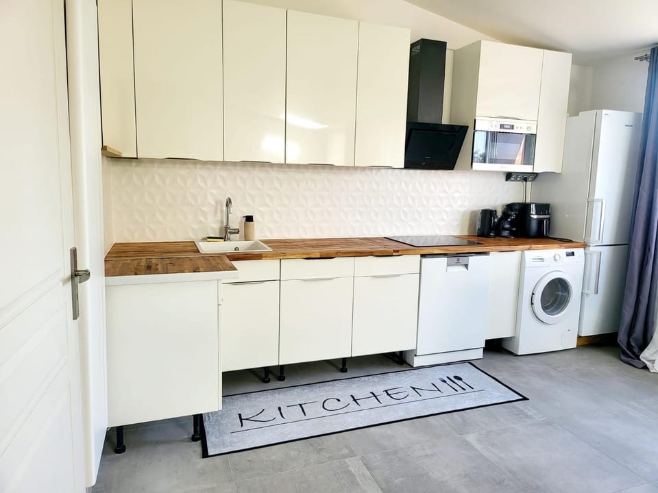 Coffee/tea facilities, Kitchen or kitchenette, dishwasher, microwave, stove, washing machine
