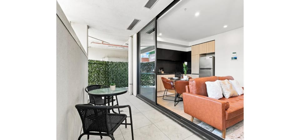 Cosy Collingwood 2BR Luxury Apartment with Free Parking and Private Terrace Apartment in Melbourne
