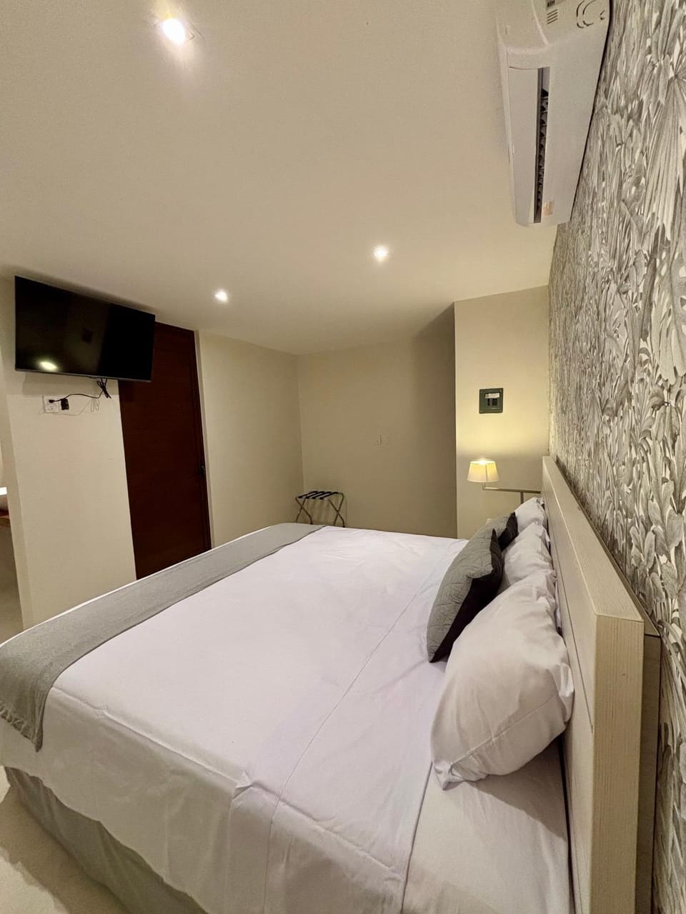 Bed, TV and multimedia, Photo of the whole room, Bedroom, air conditioner