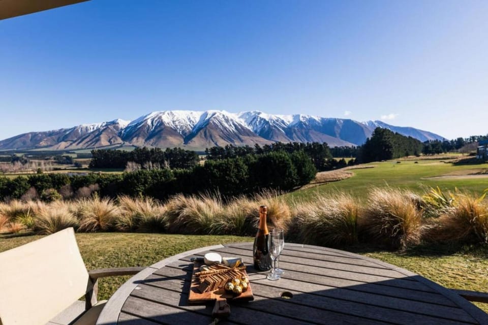 2BR Terrace Downs Villa Ski Golf and Alps Views House in Canterbury