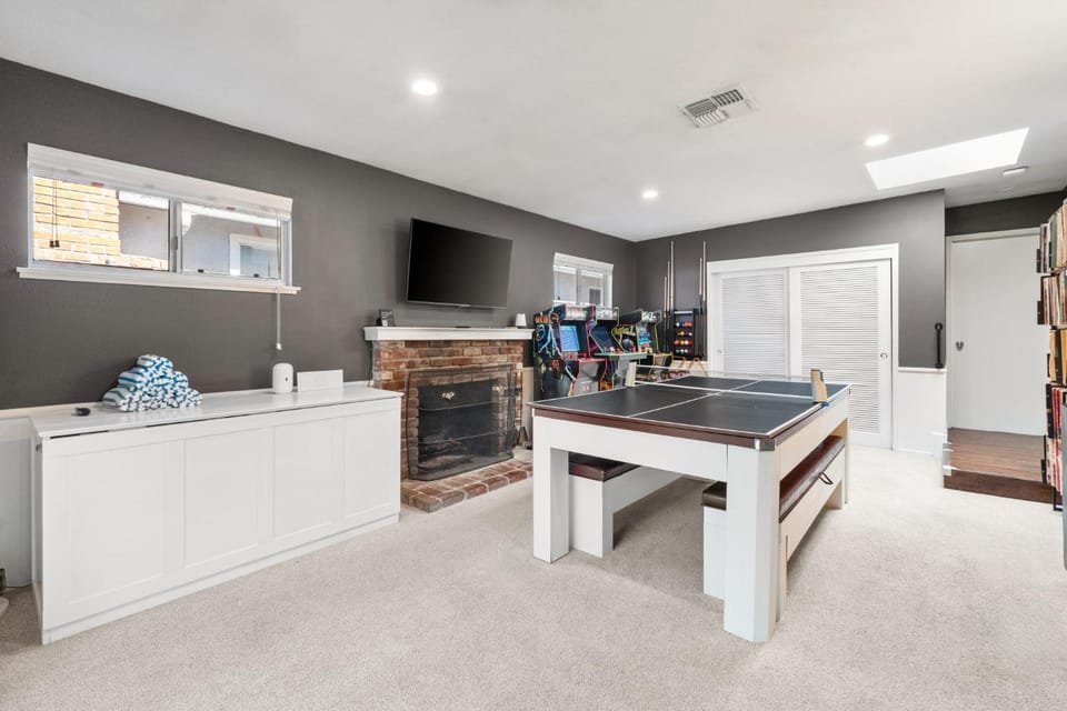 City of Trees House with Hot Tub & Game Room House in West Sacramento