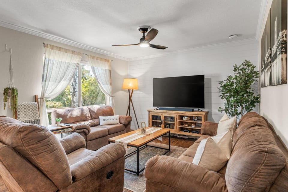 City of Trees House with Hot Tub & Game Room House in West Sacramento