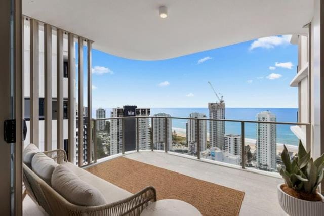 Luxury Lagoon Escape | Ocean Views Apartment in Surfers Paradise