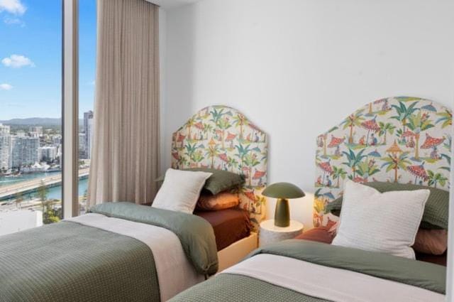Luxury Lagoon Escape | Ocean Views Apartment in Surfers Paradise