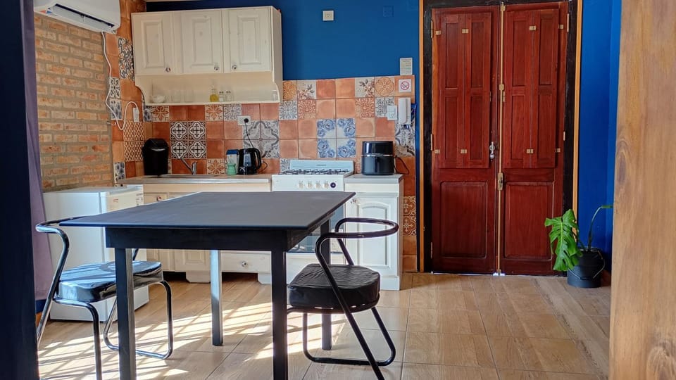 Kitchen or kitchenette, minibar, oven, stove