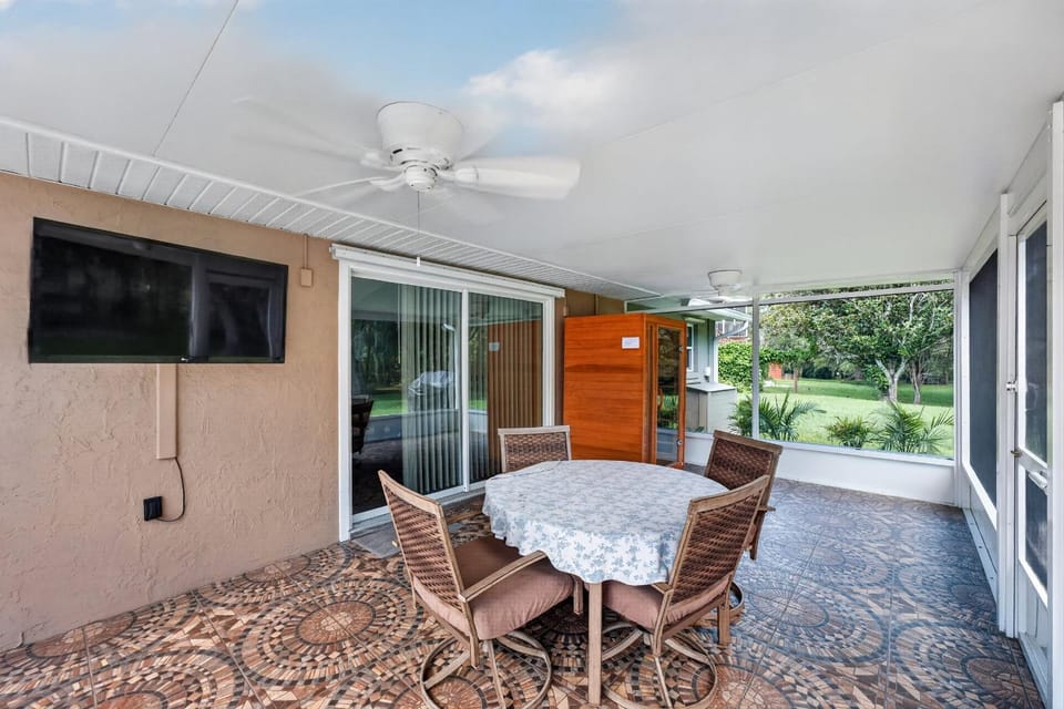 Patio, Day, TV and multimedia, Seating area, Dining area