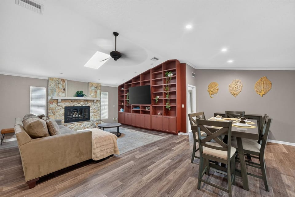 TV and multimedia, Living room, Seating area, Dining area