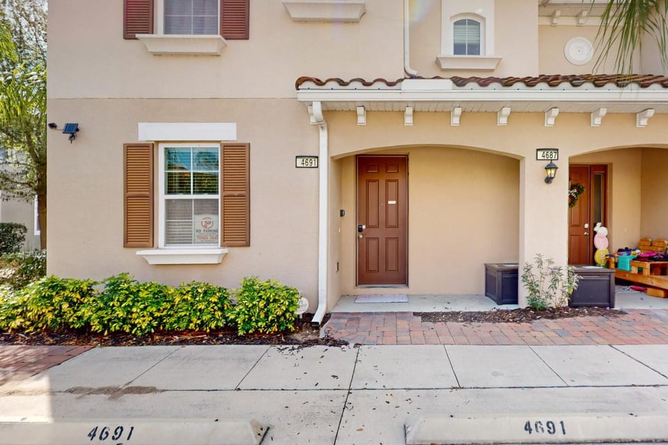 Property building, Facade/entrance, Day