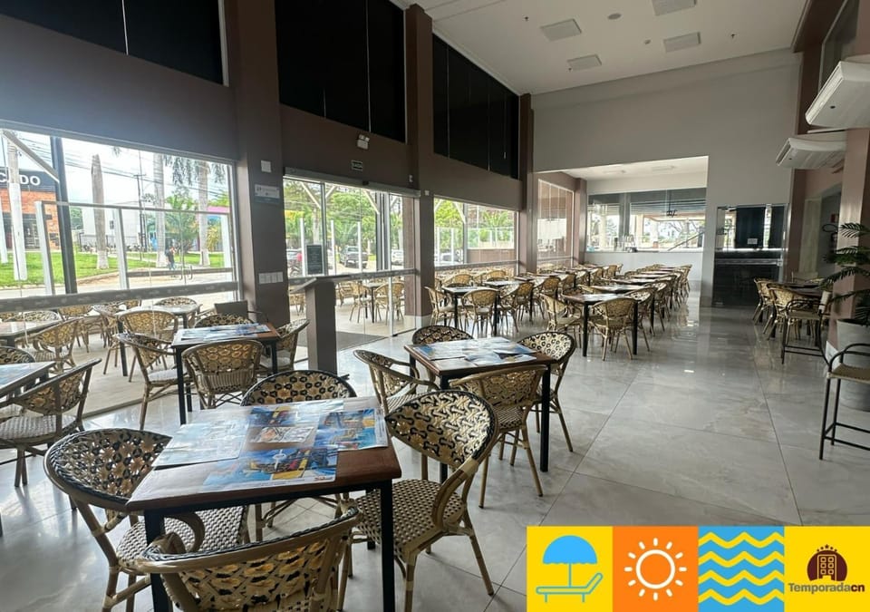 Restaurant/places to eat, Communal lounge/ TV room, Living room, Banquet/Function facilities, Seating area, Evening entertainment