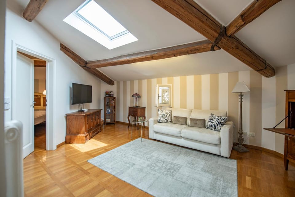 Day, Living room, Seating area