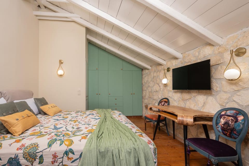 Bed, TV and multimedia, Photo of the whole room, Bedroom, wardrobe, air conditioner