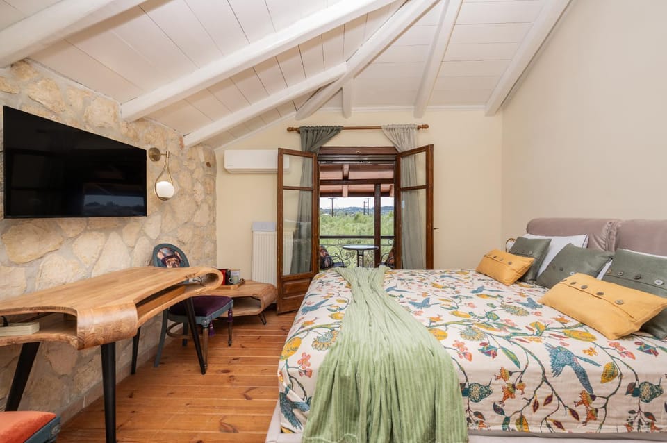 Bed, TV and multimedia, Balcony/Terrace, Photo of the whole room, Bedroom