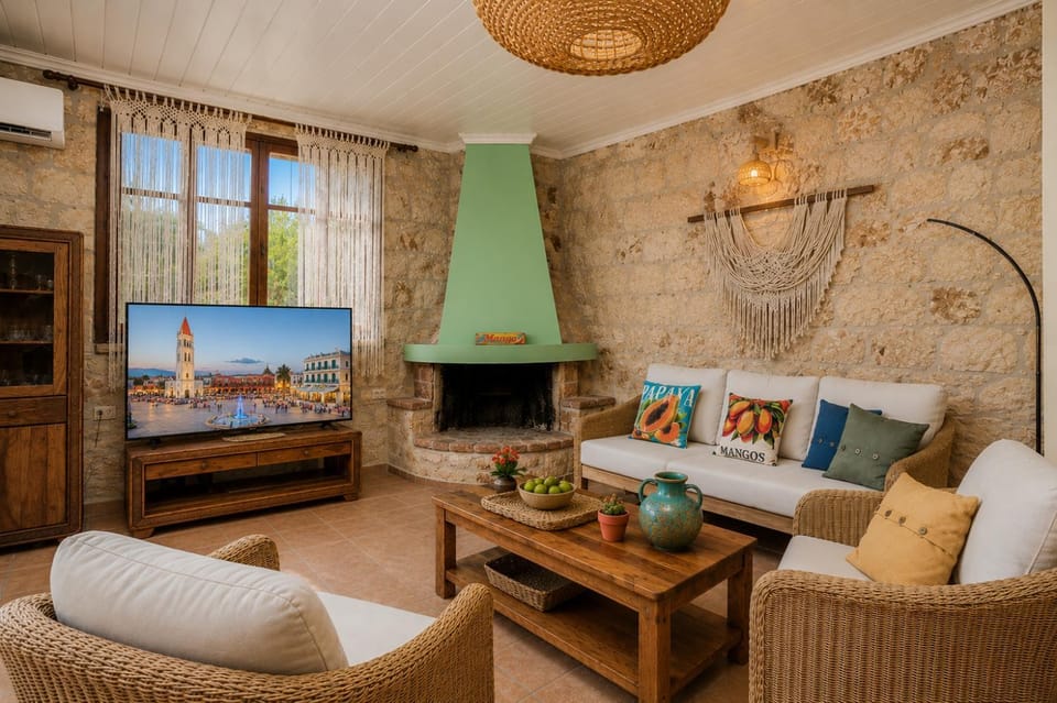 Communal lounge/ TV room, TV and multimedia, Living room, Seating area, fireplace