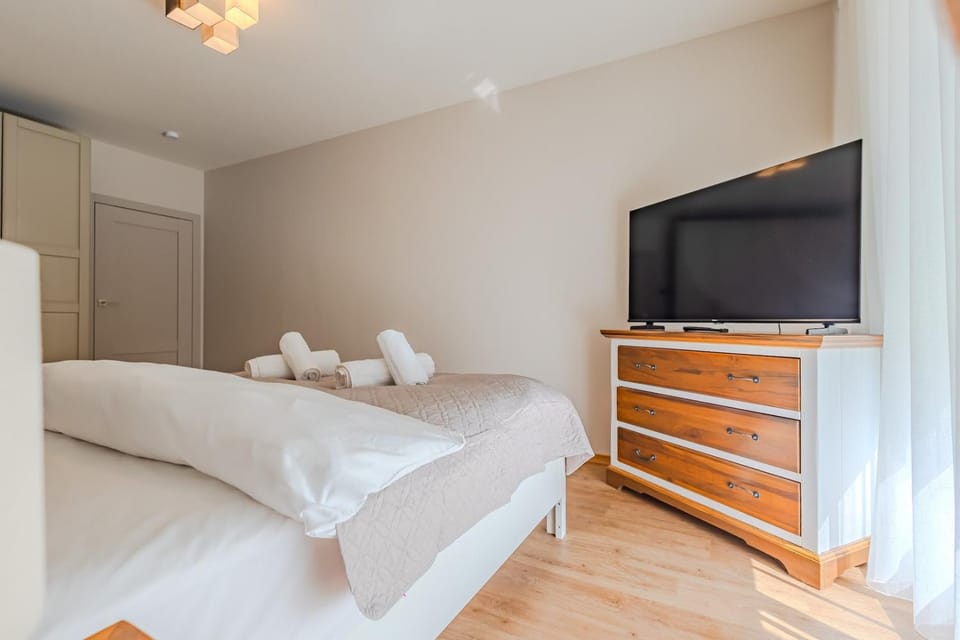 Bed, TV and multimedia, Bedroom, towels