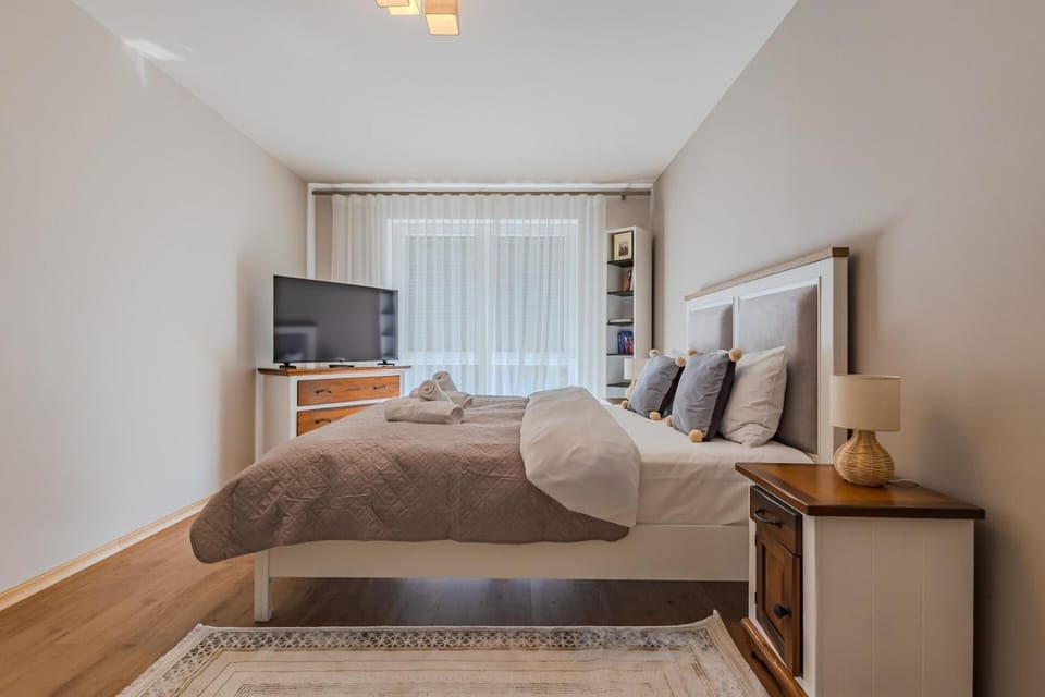 Bed, TV and multimedia, Bedroom