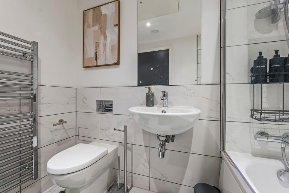 Modern 2-Bed Near Elizabeth Line & Heathrow Apartment in Slough