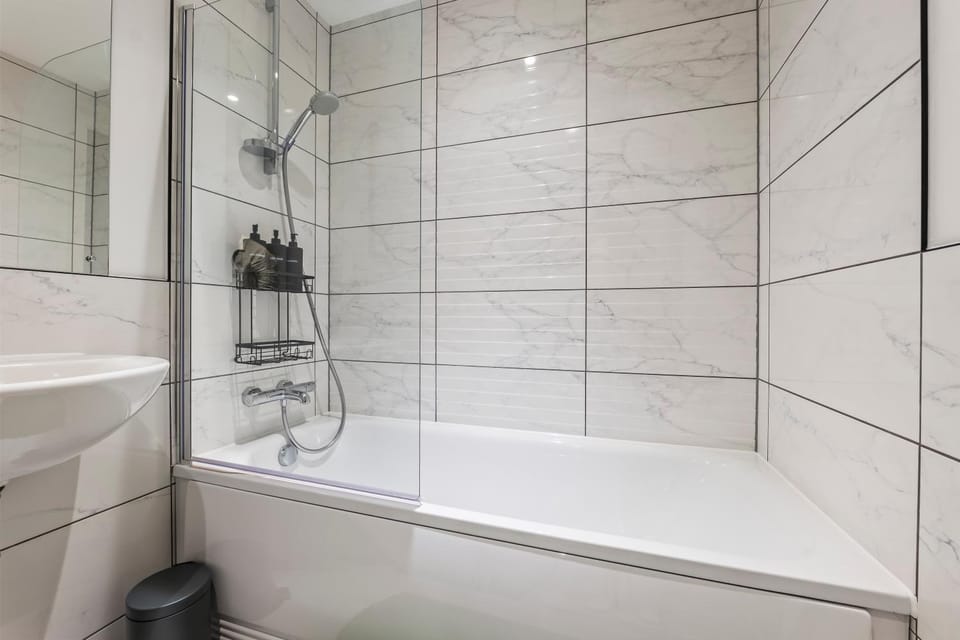 Modern 2-Bed Near Elizabeth Line & Heathrow Apartment in Slough