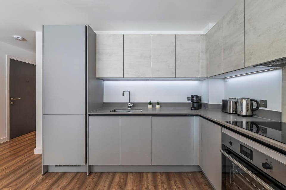 Modern 2-Bed Near Elizabeth Line & Heathrow Apartment in Slough
