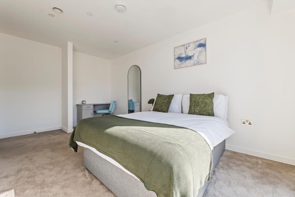 Stylish 1-Bed Near Elizabeth Line & Heathrow Apartment in Slough