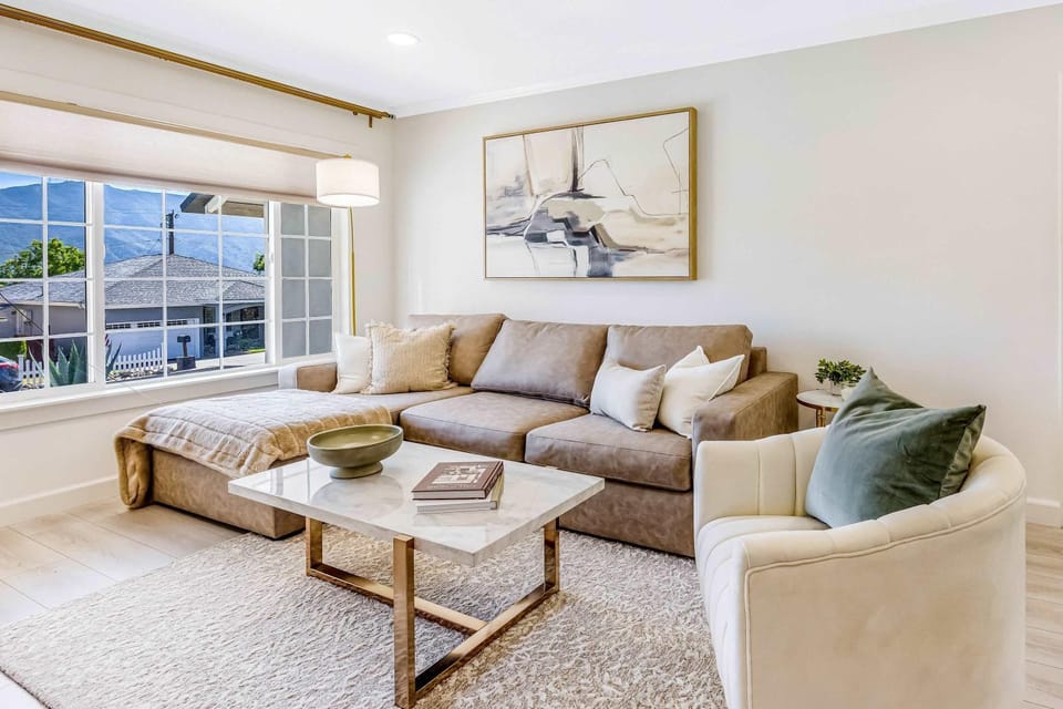 Resort-Style Pool Home w Outdoor Kitchen House in La Crescenta