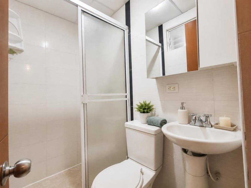 Shower, Toilet, Bathroom, bidet, towels
