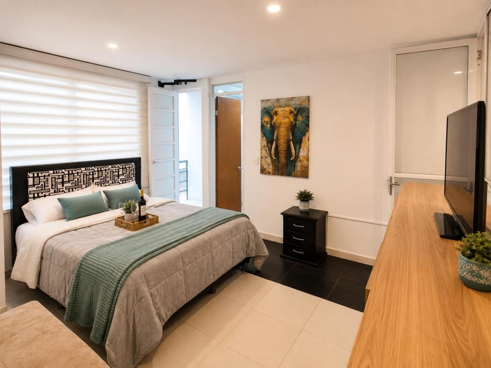 Bed, TV and multimedia, Photo of the whole room, Bedroom