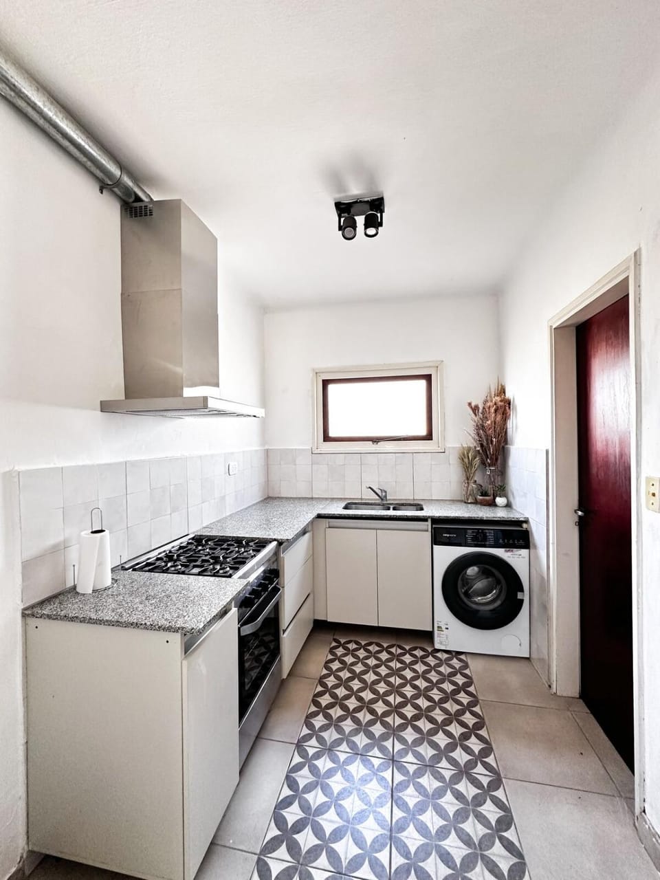 Kitchen or kitchenette, oven
