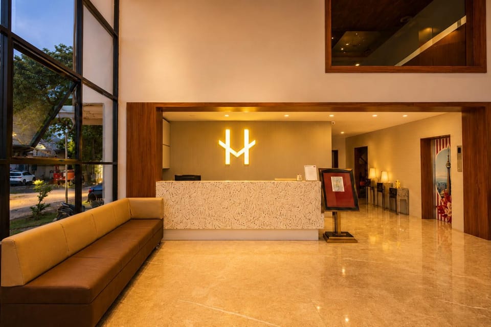 Property building, Balcony/Terrace, Lobby or reception