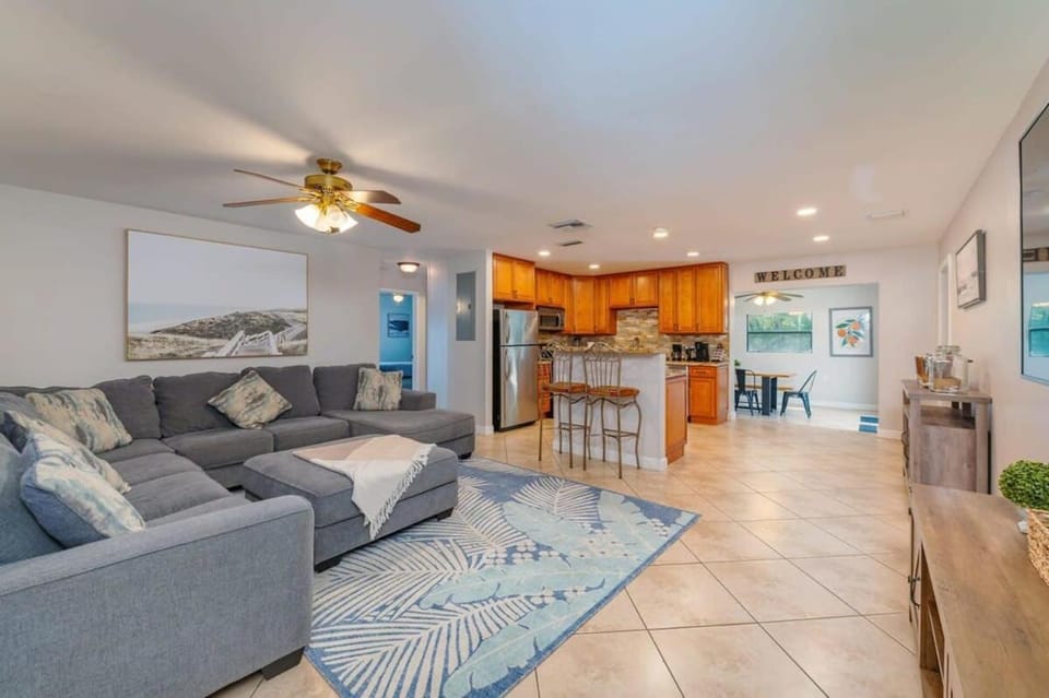 Ventur Tropical w Hot Tub Close to Beach House in Deerfield Beach