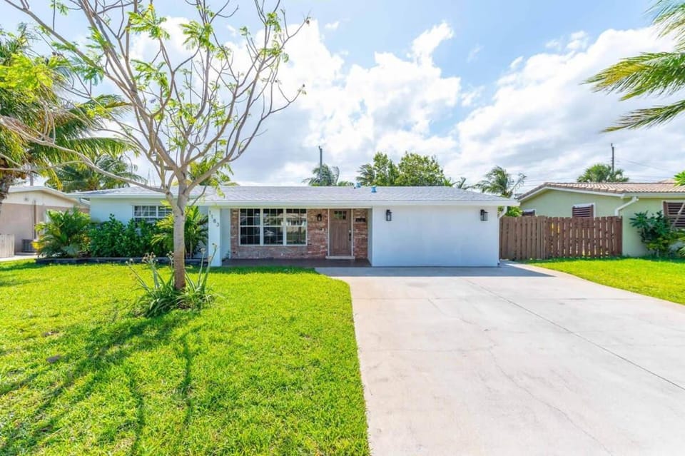 Ventur Tropical w Hot Tub Close to Beach House in Deerfield Beach