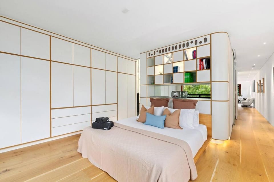 Visionary Luxury Designer House Jacuzzi Parking AC House in Sydney