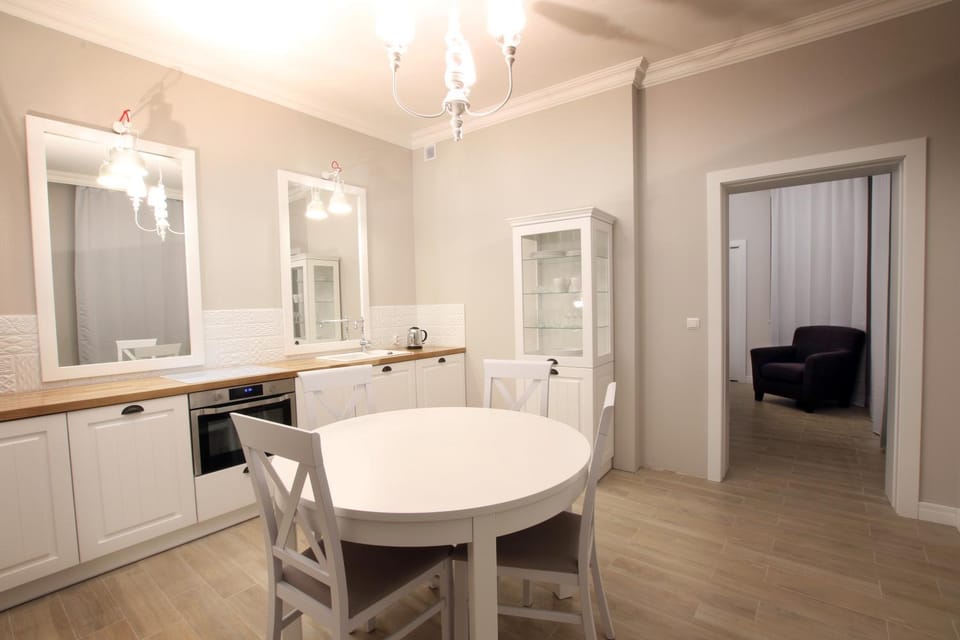 Kitchen or kitchenette, Dining area