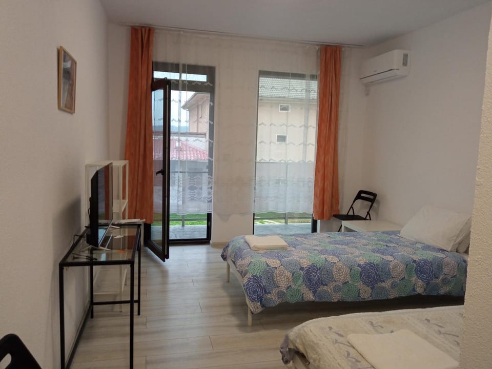Bed, Photo of the whole room, air conditioner