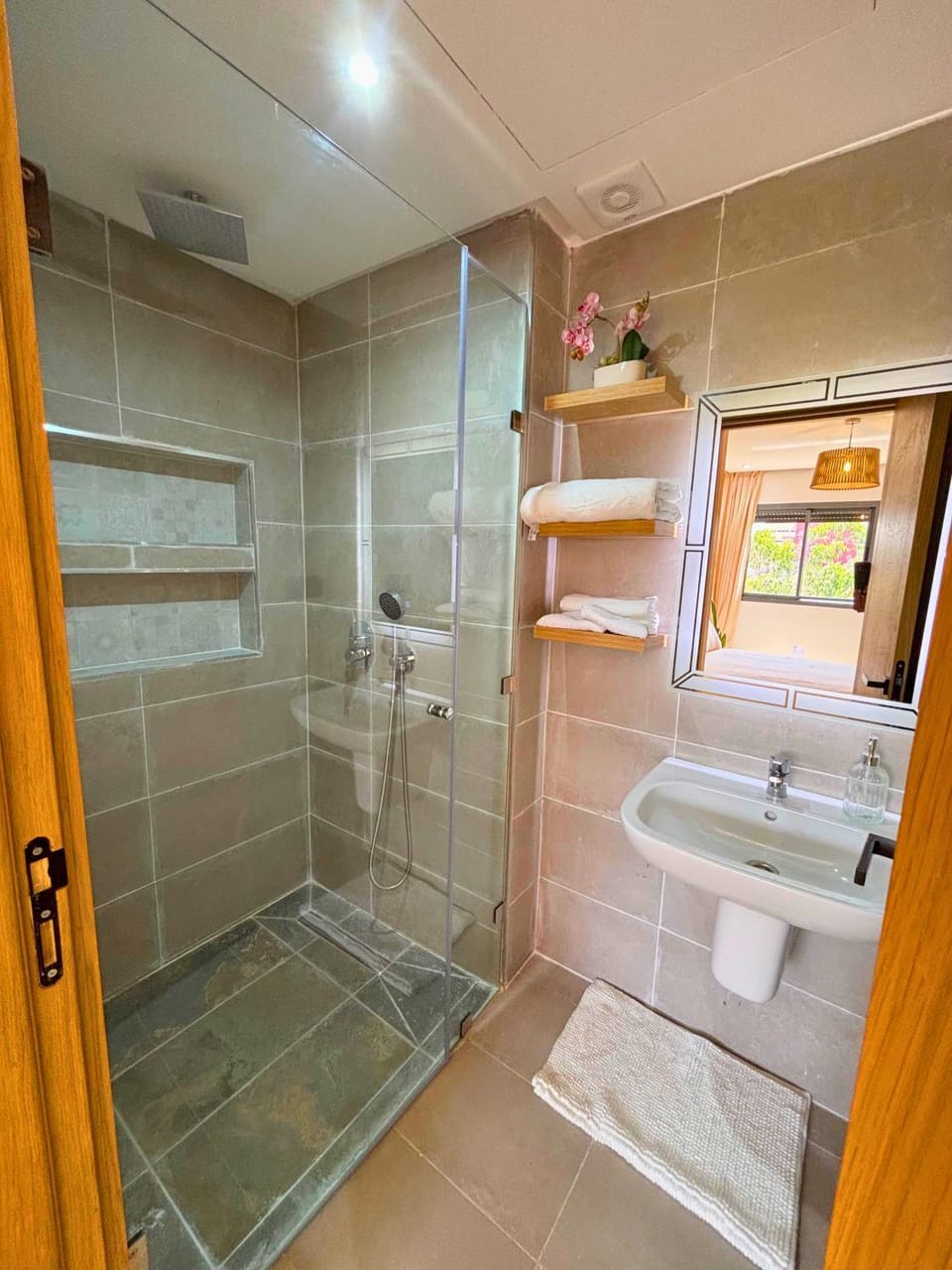 Shower, Toilet, Bathroom, towels