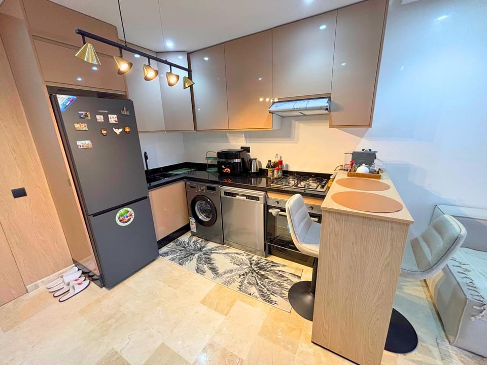 Kitchen or kitchenette, dishwasher, minibar, oven, stove