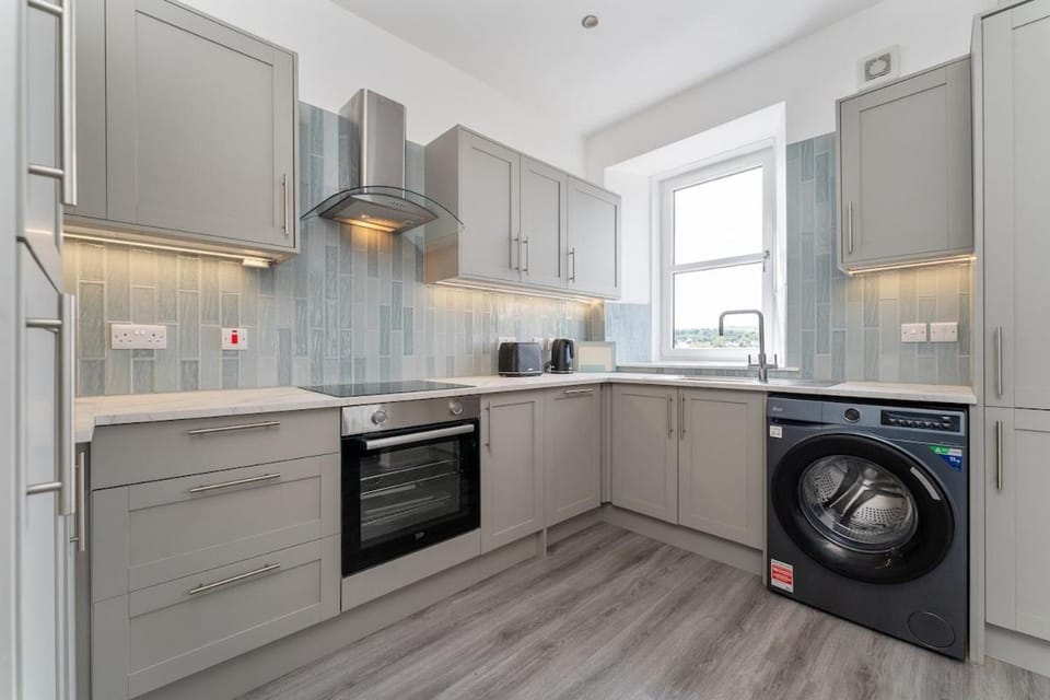 Johnstone 3BR Spacious flat with free Parking Apartment in Scotland