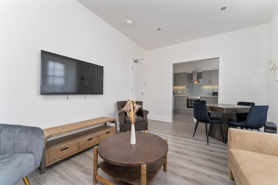 Johnstone 3BR Spacious flat with free Parking Apartment in Scotland