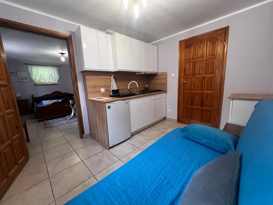 Kitchen or kitchenette, Seating area, stove