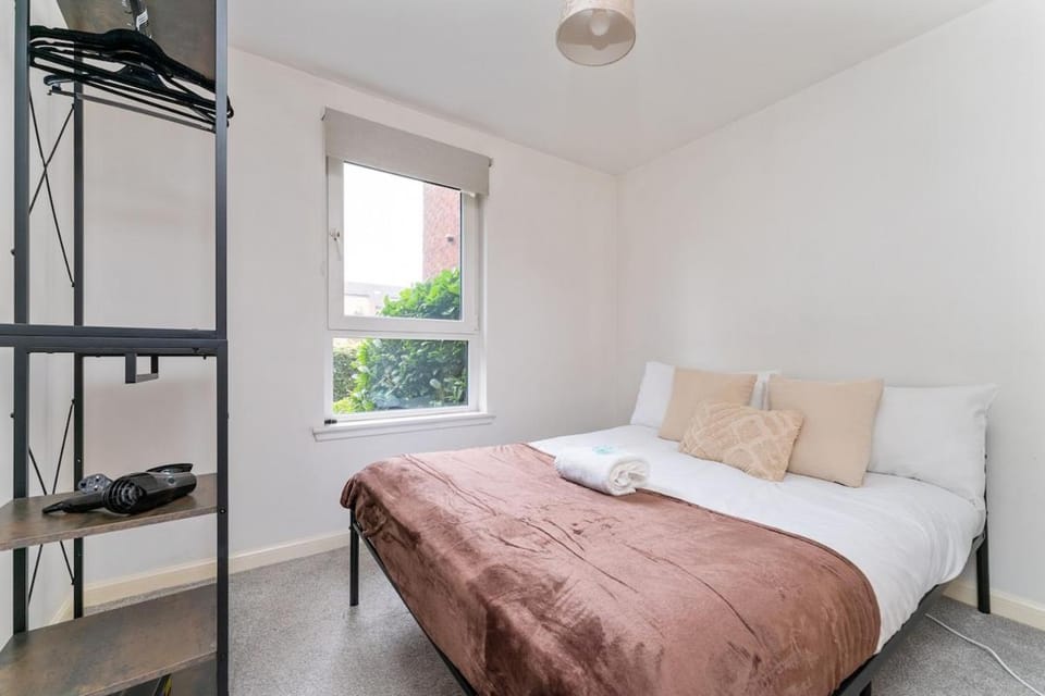 Spacious 2BR Springfield Flat with Free Parking Apartment in Glasgow